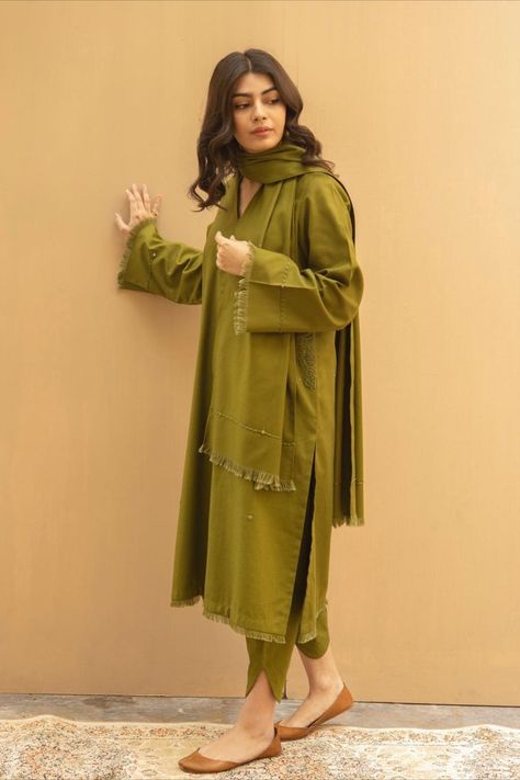 Pakistani Dresses Casual Stylish, Simple Pakistani Dresses Casual Design, Simple Pakistani Dresses Casual, Fuchsia Outfit, Pakistani Kurta Designs, Dress Design Pakistani, Pakistani Kurta, Couple Outfit Ideas, Pakistani Fashion Casual