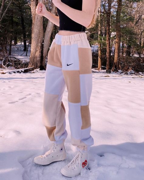 Nike Patchwork Sweatpants, Sweatpants Diy, Reworked Sweatpants, Reworked Joggers, Sweatpants Aesthetic, Patchwork Sweatpants, Reworked Hoodie, Reworked Clothes, Reworked Fashion