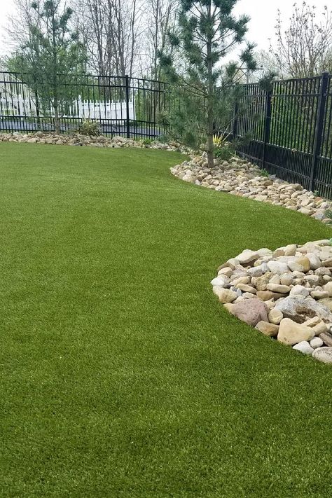 Dog Yard Landscaping, Artificial Turf Backyard, Backyard Garden Design Ideas, Turf Backyard, Boarding Kennels, Dog Backyard, Kids Yard, Simple Pool, Mulch Landscaping