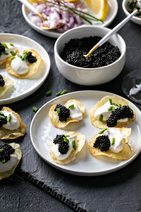 Caviar With Potato Chips, Starters Christmas Dinner, Cute Appetizer, Potato With Caviar, Black Caviar Appetizers, Chips And Caviar, Caviar And Potato Chips, Caviar Snacks, Caviar Pairings