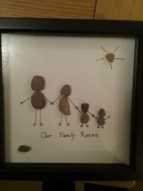 Family Pebble Art Ideas, Pictures Made With Rocks, Rock Art Family, Family Craft Projects, Pebble Family Art, Sea Glass Family Art, Family Rock Art, Rock Pictures Diy Pebble Art Family, Rock Family Art