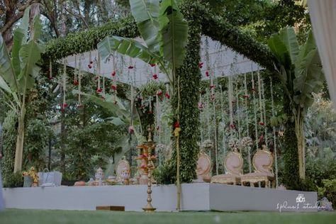 The Prettiest Outdoor Mandaps We Spotted For South Indian Weddings Indian Outdoor Wedding Decor, Indian Wedding Stage, Indian Destination Wedding, Desi Wedding Decor, Mandap Decor, Wedding Planning Decor, Rustic Vintage Wedding, Wedding Backdrop Decorations, Wedding Mandap