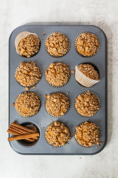 pumpkin muffins, fall muffin recipe, pumpkin crumble muffins, easy pumpkin muffins, cinnamon crumble topping, fall baking. Pumpkin Crumble Muffins, Pumpkin Pecan Coffee Cake, Cinnamon Crumble Topping, Pumpkin Crumble, Muffins Cinnamon, Easy Pumpkin Muffins, Best Pumpkin Muffins, Mini Pumpkin Muffins, Fall Muffins