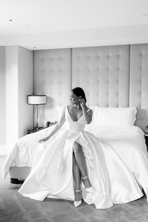 Wedding Hotel Room, Wedding Photo Bride, City Chic Wedding, Bride Preparation, Photo Bride, Wedding Portrait Poses, Karen Willis Holmes, Wedding Photoshoot Poses, Bride Photoshoot