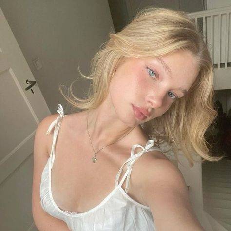 Blonde Clean Girl, Hailey Bieber Clean Girl, Signature Makeup Look, Cute Selfie Poses, Kimberly Reed, Silver Queens, Winter Ashby, Emory Scott, Pale Skin Makeup