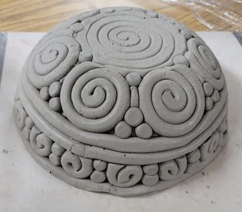 Polymer Clay Coil Bowl, Coil Bowls Ceramic Ideas, Coil Pots Ideas Easy, Coil Bowl Ideas, Coil Vase Ceramics, Coil Bowls Ceramic, Coil Pottery Ideas, Ceramic Jugs Pottery, Coil Bowl