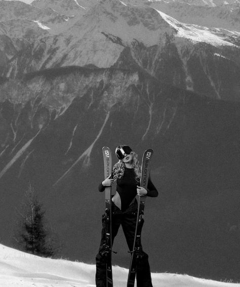 Mountain Skiing Aesthetic, Ski Photoshoot Ideas, Winter Ski Aesthetic, Ski Photoshoot, Ski Girl Aesthetic, Photo Ski, Snowboarding Pics, Snowboarding Aesthetic, Ski Trip Outfit