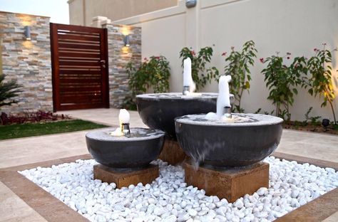 Raised Fountain Water Features, Firepits Backyard Hot Tub, Aesthetic Fountain, Modern Home Decor Ideas, Fountain Ideas, Back Garden Design, Front Yard Design, Backyard Water Feature, Water Fountains Outdoor