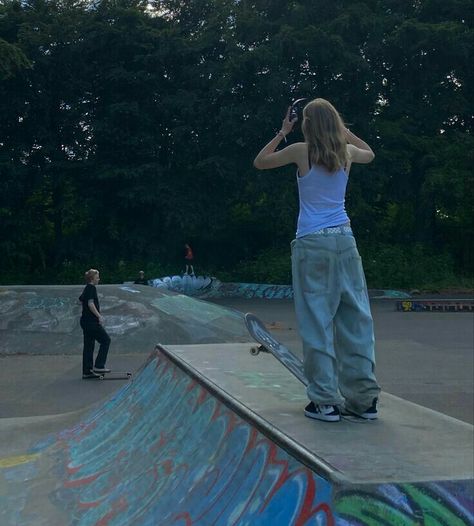 Skateboard Aesthetic Clothes, California Skater Aesthetic, Skater Summer Aesthetic, Skater Fits Girl, Sk8ter Girl Aesthetic, Hippie Skater Aesthetic, Skateboard Aesthetic Girl, 90s Skater Girl Aesthetic, Skater Aesthetic Girl