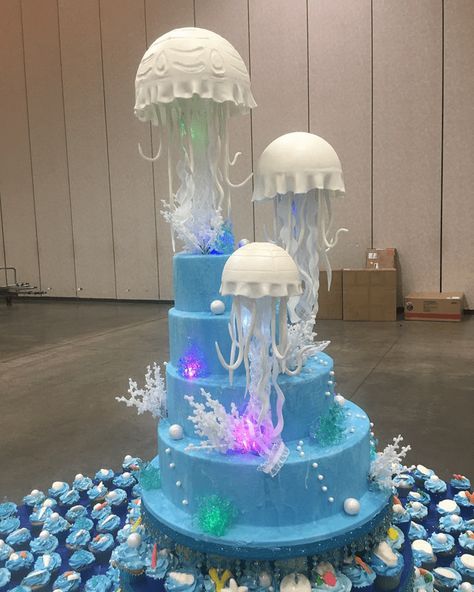 Jellyfish Birthday Cake, Jellyfish Cake, Jellyfish Birthday, Jellyfish Party, Aquarium Cake, Fish Cake Birthday, Aquarium Wedding, Nightmare Before Christmas Tattoo, Marvel Cake