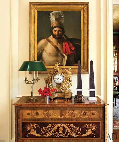 Hallway vignette with antiques - Timothy Corrigan Timothy Corrigan, A Day In Paris, Stair Gallery, Ivy House, Interior Design Photos, Mantel Clocks, Antique Interior, Los Angeles Homes, Entry Hall