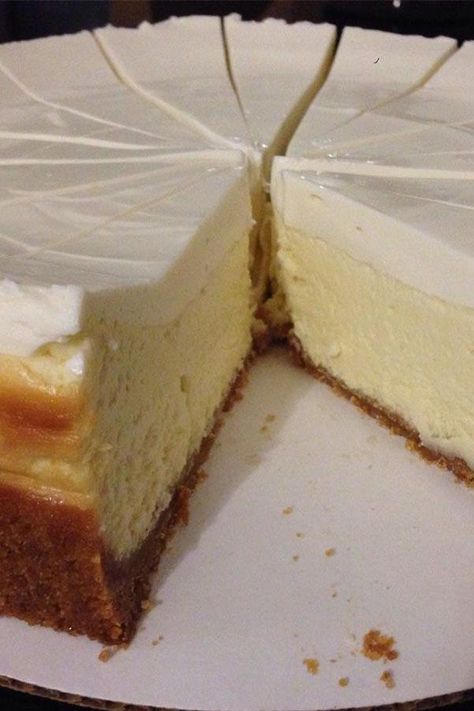 New York Cheesecake Recipe, Sour Cream Cheesecake, Cheesecake Recipes Classic, New York Style Cheesecake, Cheesecake Toppings, Sour Cream Recipes, Classic Cheesecake, Best Cheesecake, How To Make Cheesecake