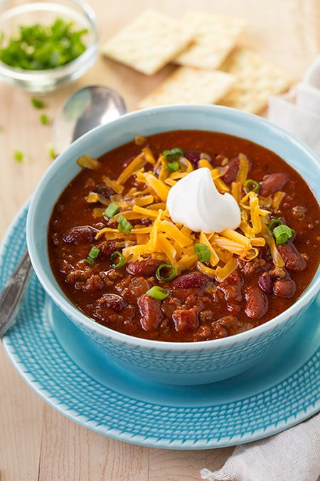 Nothing says fall like a big bowl of chili! In my home, during the cold winter months, I make chili about once every other week. I love chili. I was raised on the stuff. It’s hearty, flavorful, and it’s simply a perfect blend of so many delicious ingredients. Slow Cooker Chili Easy, Chili Easy, Slow Cooker Chili Recipe, Best Chili, Tarte Fine, Chilli Recipes, Slow Cooker Chili, Winter Soups, Cooking Classy