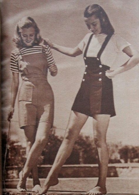 1940s jumper shorts or suspender shorts with t-shirts. 1940s Outfits, 40s Fashion, 1940s Fashion, 60s Fashion, 50s Fashion, Womens Clothing Stores, Fashion Vintage, Casual Summer Outfits, Autumn Fashion Women