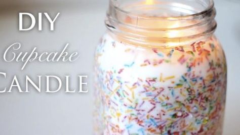 She Makes A Fabulously Colorful Cupcake Candle! | DIY Joy Projects and Crafts Ideas Diy Sprinkle Candle, Diy Cupcake Candle, Diy Soy Candles Scented, Sprinkle Candle, Diy Candle Gift, Diy Glitter Candles, Scented Mason Jar Candles, Candle Diy Mason Jar, Sprinkles Candle