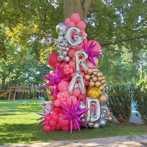 Balloon Backdrop Ideas Graduation, Grad Balloon Garland, Senior Balloon Arch, College Balloon Garland, Balloon Arch Ideas For Graduation, Balloon Arch With Numbers, Ballon Arch Grad Party, Graduation Party Balloon Arch, Grad Party Balloon Arch