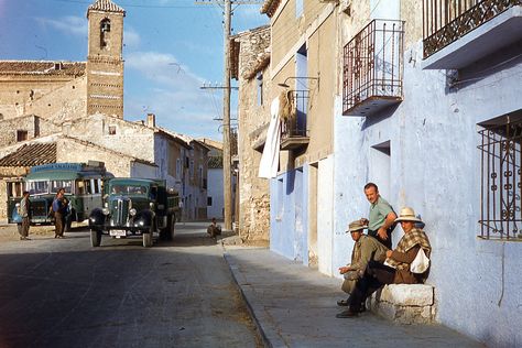 Wonderful Color Photographs Capture Everyday Life in Spain in the 1950s Rural Spain, Life In Spain, Leica Camera, Time Warp, Bus Stop, Colour Photograph, Spain Travel, The 1950s, City Life