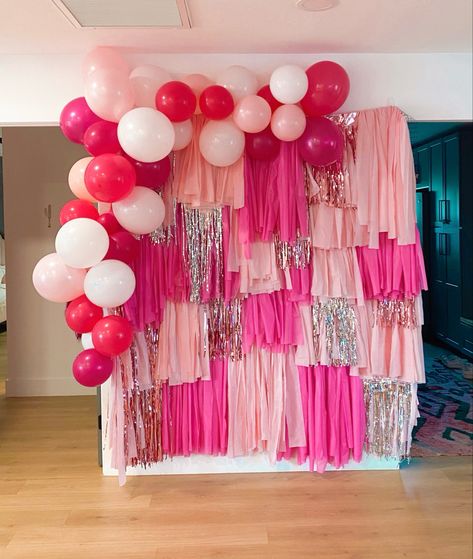 DIY Pink photo backdrop with frine and half balloon garland, made with multi purpose net and plastic table cloths Pink Tablecloth Backdrop, 21 Birthday Photo Backdrop, Diy Bachelorette Photo Backdrop, 21st Bday Balloon Ideas, Cute Photo Backdrops Diy, Diy Pink Photo Backdrop, Diy Streamer Backdrop With Balloons, Table Cloth Garland Backdrop, Diy Pink Backdrop Ideas