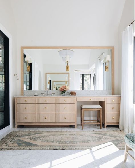 Kate Marker Interiors on Instagram: “This sun-soaked master bath complete with a vintage rug makes for an ideal spot to get ready for the day. #hallwaytoheavenclient…” Bathroom Interior, Kate Marker Interiors, Bathroom With Makeup Vanity, Décor Diy, Cheap Decor, Cheap Home Decor, Decoration Table, Bathroom Inspiration, Master Bath