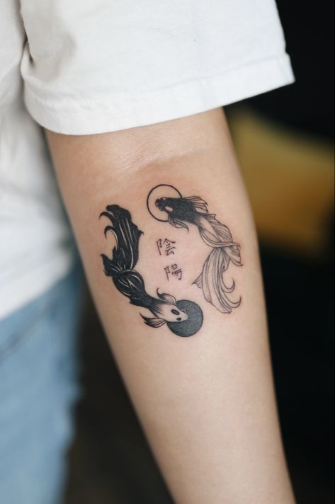 Couple Tattoos Lion And Lioness, Tato Rose, Koi Fish Yin Yang, Hand Palm Tattoos, Tato Realis, Fish Yin Yang, Tattoos Lion, Atla Tattoo, Feminine Skull Tattoos