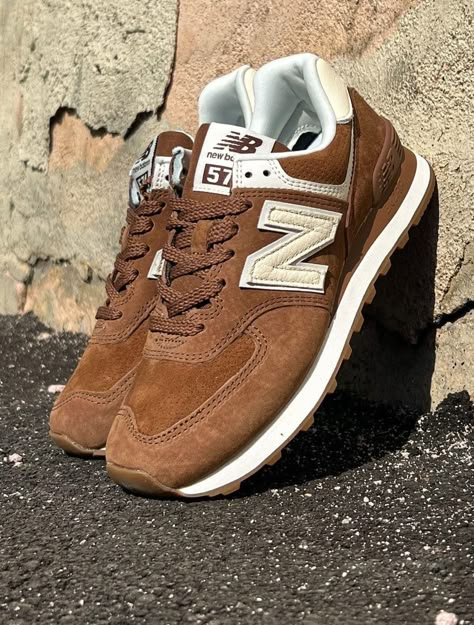 New Balances Brown, Brown New Balance Shoes, Brown New Balance, Los Angeles Streetwear, New Balance Shoe, Outfits Primavera Verano, Outfit Building, Granola Outfits, Long Leather Skirt