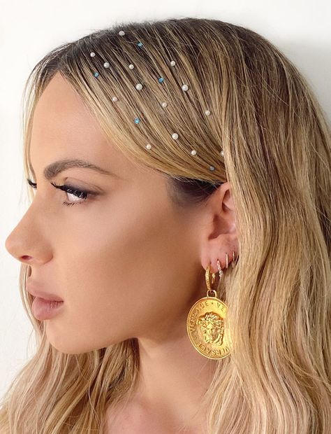 Pearl scattering is the trend taking over the runway and the red carpet—here, celeb hairstylist Justine Marjan breaks down how to get the look. Hair Glue, Runway Hair, Corte Bob, Hair Accessories Pearl, Celebrity Hair Stylist, Festival Hair, Long Blonde, Festival Looks, Long Blonde Hair