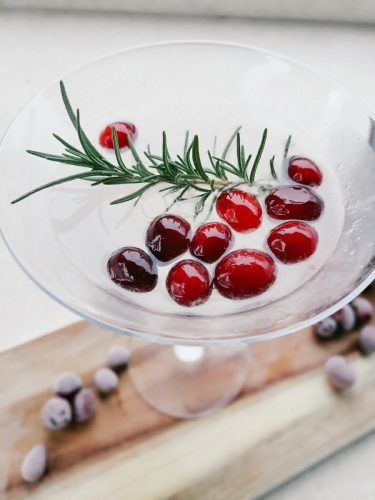 White Cranberry Cosmo Cranberry Cosmopolitan, Cranberry Cosmo, Cranberry Cocktail Recipe, Simple Cocktails, Cosmo Recipe, Cosmo Cocktail, Cranberry Drinks, Simple Cocktail, White Cranberry Juice