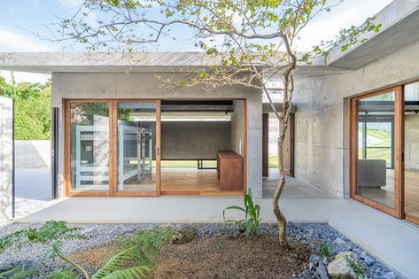 studio monaka tops concrete 'house om' in japan with a V-shaped roof L House Design, Concrete Houses, Courtyard Design, Concrete Home, Casa Vintage, Concrete House, Have Inspiration, Courtyard House, House Architecture Design