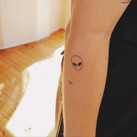 Tiny Alien Tattoo, Alien Face Tattoo, Small Alien Tattoo, Alien Face, Alien Tattoo, Doodle Tattoo, Face Tattoo, Black B, S Tattoo