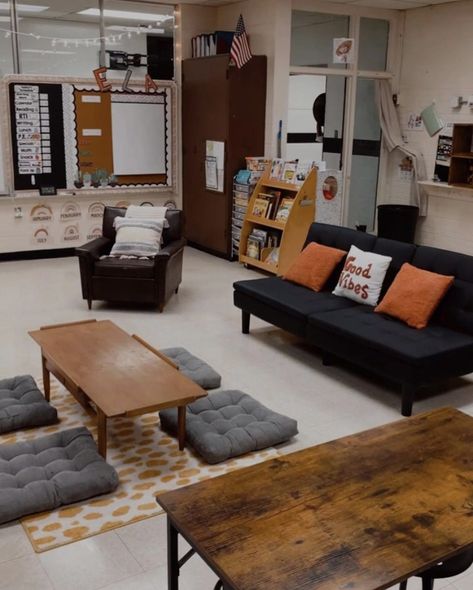 Private School Classroom Design, Kids Classroom Seating, Teacher Calming Room, Flexible Seating In High School, Living Room Classroom, Classroom Couch Area, Cute Classrooms Highschool, School Work Room Ideas, High School Calming Room