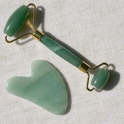 Gua Sha Crystal, Green Gua Sha, Facial Puffiness, Chinese Massage, Facial Massage Tool, Gua Sha Facial, Gua Sha Tools, Jade Roller, Face Roller