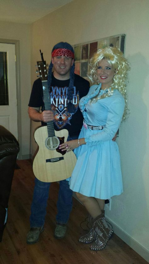 Dolly Parton and Willie Nelson costumes! Willie Nelson And Dolly Parton Costume, Dolly Parton Couples Costume, Dolly Parton And Willie Nelson Costume, Dolly Parton Halloween Costume, Dolly Parton Halloween, Dolly Outfits, Haunted Hollywood, Dolly Parton Birthday, Dolly Party