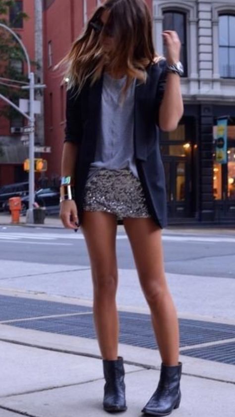 Sequins Skirt Outfit, Sequin Skirt Outfit, Sequins Skirt, Outfit Ideas For Spring, Skirt Outfit Ideas, Sparkly Skirt, Silver Skirt, Paris Mode, Eve Outfit