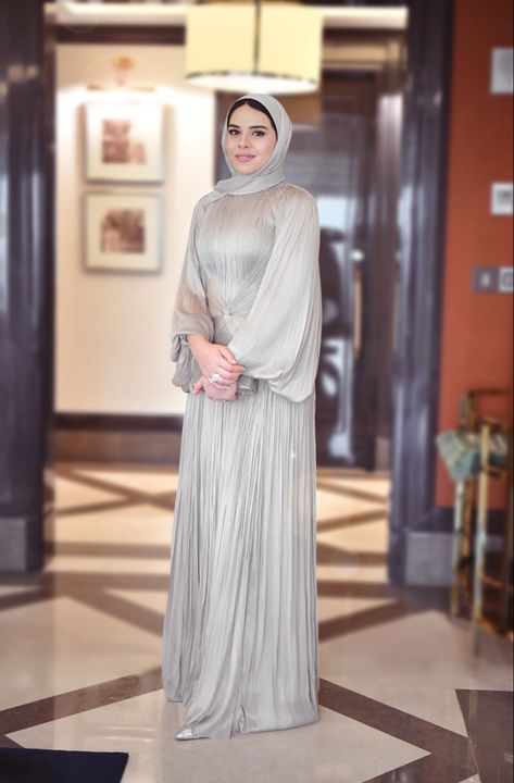 Hijabi Simple Soiree Dresses, Hijabi Soiree, Soiree Dresses For Hijab, Hijab Soiree, Elegant Long Sleeve Wedding Dresses, Soiree Outfit, Muslim Evening Dresses, Fashion Show Dresses, Bride Dress Simple