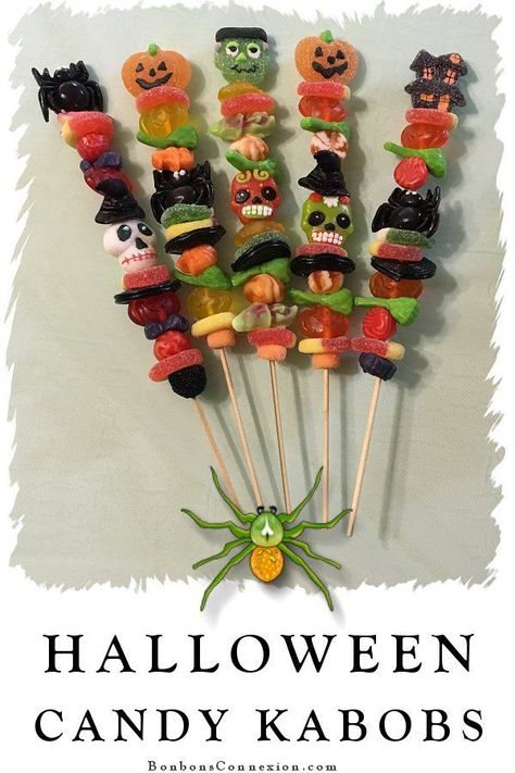 Halloween Candy Kabobs - Brochettes de Bonbons Halloween #HalloweenCandyKabobs Autumn Hosting, School Party Favors, Halloween Party Planning, Kids Halloween Food, Candy Kabobs, Hosting Tips, Pumpkin Desserts, Halloween Events, Food Dinner