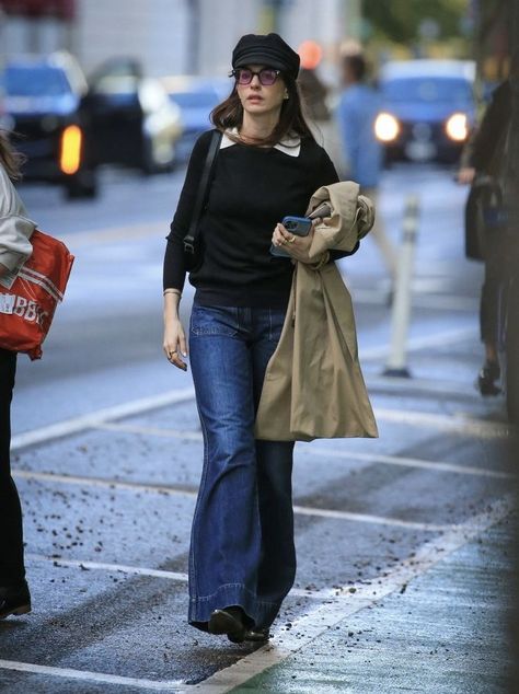 anne hathaway Anne Hathaway Street Style, Devil Wears Prada Outfits, Winter Going Out Outfit, Style Long Coat, Anne Hathaway Style, Navy Hat, Going Out Outfit, Fashion Christmas, Eve Outfit