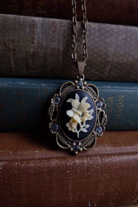 This is a sweet cameo pendant with a butterfly and flower . Has 6 rhinestones. Antiqued brass 45x30mm hangs 50mm Necklace: 24 inches long - antique brass Vintage Cameo Jewelry, Flower Necklaces, Gothic Pendant, Vintage Jewlery, Pretty Necklace, Jewelry Lockets, Cameo Jewelry, Indian Jewelry Sets, Cameo Necklace