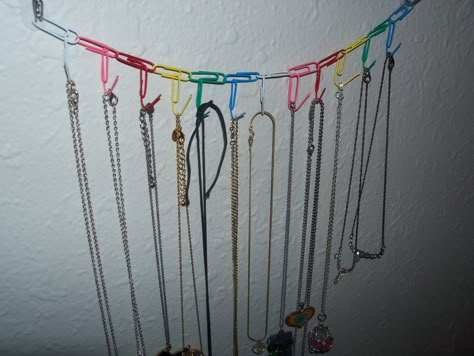 Necklaces Holder Diy, Diy With Paper Clip, Necklace Holder Diy, Diy Necklace Holder, Display Collections, Jewelry Storage Diy, Hanger Crafts, Cool Room Decor, Store Design Boutique