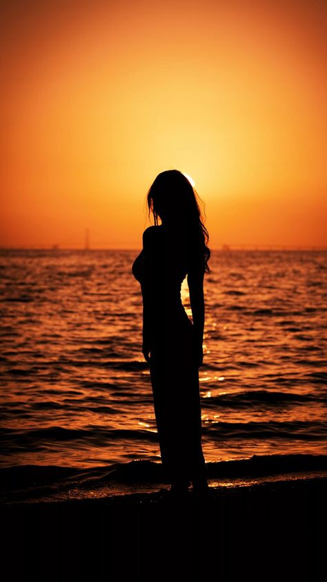 Nature, Sunset Silhouette Aesthetic, Sunset Beach Silhouette, Silhouette Beach Pictures, Sunset Silhouette Photography, Silhouette Fotografie, Sunrise Silhouette, Sunset Shadow, Cute Beach Pictures