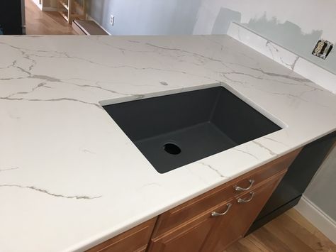 White Quartz With Black Sink, Black Sink White Counter Quartz, White Countertops Black Sink, White Counters Black Sink, White Countertop Black Sink, White Composite Sink, White Counter Black Sink, Black Sink White Counter, Black And White Granite Countertops