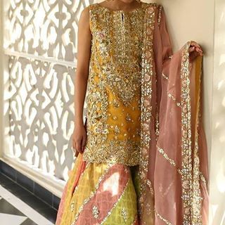 #igpakistan #pakistan_pics #pakistanibridalwear #pakistaniweddingdress #pakistanidesignerwear #pakistanstylelookbook #pakistanvogue… Pakistani Mehndi Dress, Peach Dupatta, Asian Embroidery, Bridal Mehndi Dresses, Mehndi Dress, Shadi Dresses, Pakistani Formal Dresses, Desi Wedding Dresses, Nikkah Dress