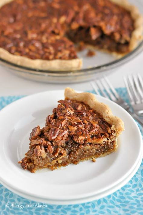 Would look good on our Tgiving tables! Gluten-Free Pecan Pie (Corn Syrup Free, Refined Sugar Free) from @AllergyFreeAK Gluten Free Pecan Pie, Chocolate Pecan Pie Recipe, Gluten Free Pecan, Pecan Pie Easy, Gluten Free Holiday, Gluten Free Thanksgiving, Chocolate Pecan Pie, Gluten Free Pie, Pecan Pie Recipe