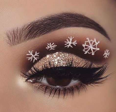 New Years Graphic Eyeliner, Gingerbread Eye Makeup, Holiday Makeup Looks Christmas Classy, Christmas Makeup Looks Easy, Holiday Eye Makeup, Festival Eye Makeup, Merry Chrysler, Holiday Eyeshadow, Xmas Makeup