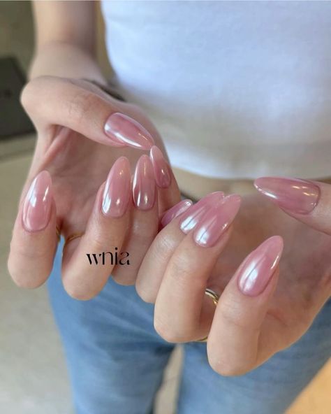 Neutral Nails Pearl, Braidsmaids Nails, Korean Nails Pearls, Pink And White Aura Nails, Nails Pearl Effect, Pink And Pearl Nails, Pearlized Nails, Pearl Inspired Nails, Pearl Effect Nails