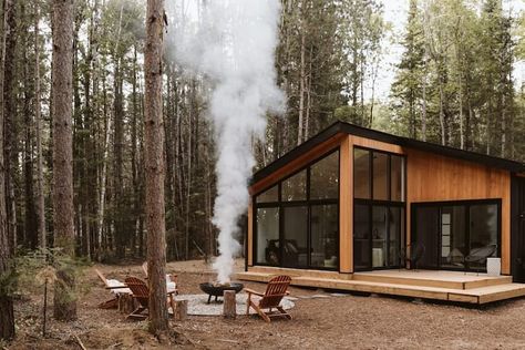 Cozy Cabin for 2 Nestled in the Pines (With Sauna) in Harcourt, Ontario, Canada - Airbnb Scandinavian Cabin Exterior, Airbnb Cabins, Boutique Exterior, Bunkie Ideas, Nordic Cabin, Cabin Airbnb, Airbnb Cabin, Modern Cabin Design, Unique Airbnb