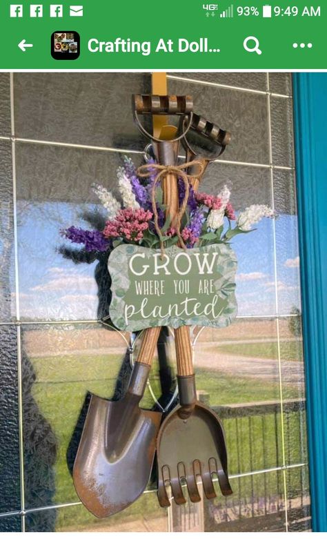 Shovel Decor, Garden Tools Decor, Rustic Crafts, Diy Dollar Tree Decor, Dollar Tree Decor, Spring Summer Decor, Dollar Tree Diy Crafts, Diy Dollar Store Crafts, Country Crafts