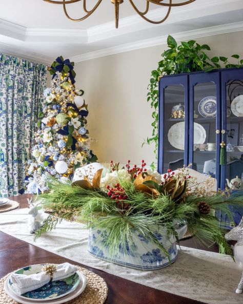 Blue And White Christmas Table Decor, Table Top Christmas Tree Ideas, Chinoiserie Christmas Decor, Chinoiserie Dining Room, Blue And White Decor, Christmas Urns, Christmas Booth, First Christmas Tree, Chinoiserie Decor