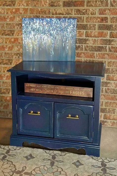 Decorating on a budget? check out this before and after tv stand upcycling idea. This painted furniture project is fun and creative so check it out. #diy #tvstand #makeover Old Tv Stand Makeover, Old Tv Stand, Tv Stand Makeover, Old Tv Stands, Stenciled Curtains, Small Tv Stand, End Table Makeover, Homemade Chalk, Repurposed Dresser