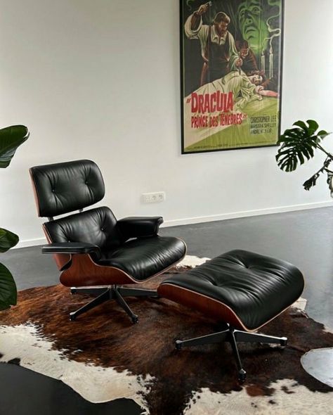 Eames Lounge Chair Replica, Eames Lounge Chair Brown, Contemporary Modern House, Living Room Styles, Apartment Layout, Flat Ideas, Eames Lounge, Ray Eames, Apartment Decor Inspiration