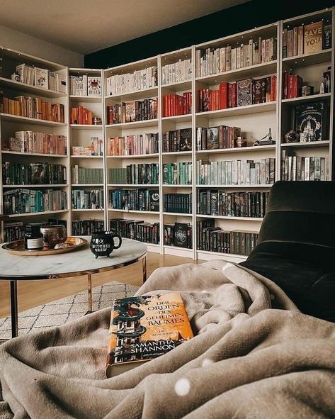 Small Library In House, Bookshelves Aesthetic, Dream Home Library, Cozy Home Library, Home Library Rooms, Bookshelf Inspiration, Library Inspiration, Dream Library, Library Room